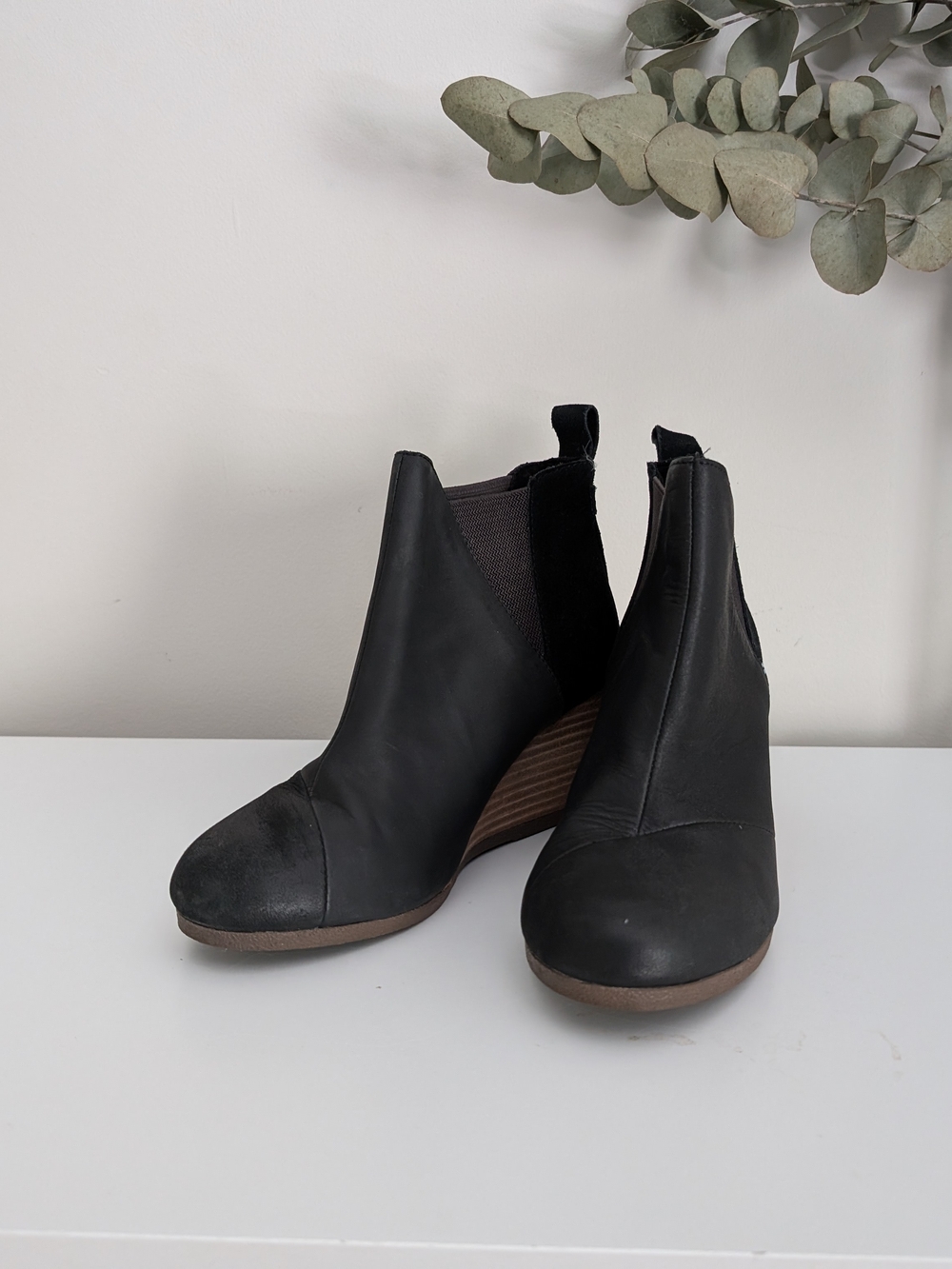 TOMS Kelsey Wedge Bootie Black Leather Suede Chelsea Ankle Boot 8
